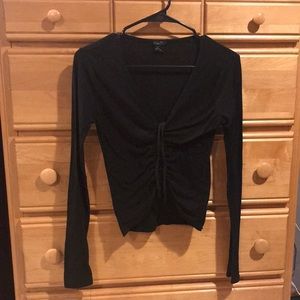 Black cropped long sleeve shirt. cinched body